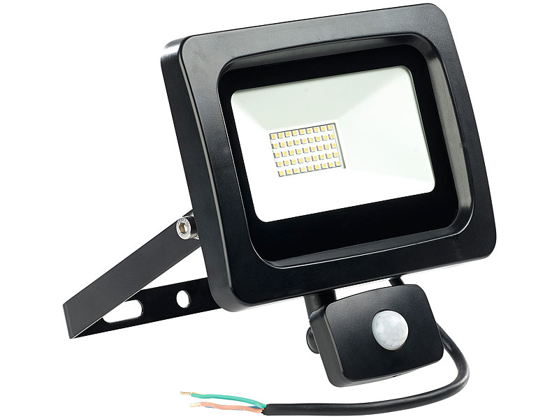 Luminea LED-Fluter mit PIR-Sensor, 30 Watt, Versandrückläufer lm, 2.400